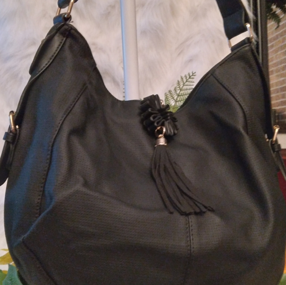 Hobo shoulder bag with tassel